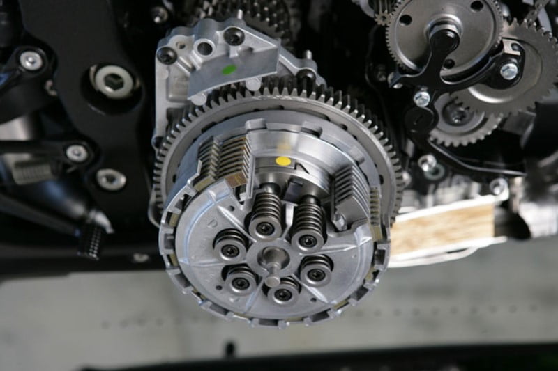 Clutch Là Gì? Bạn nên sở hữu một chiếc túi hay Clutch?