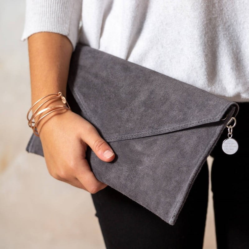 Clutch Là Gì? Bạn nên sở hữu một chiếc túi hay Clutch?