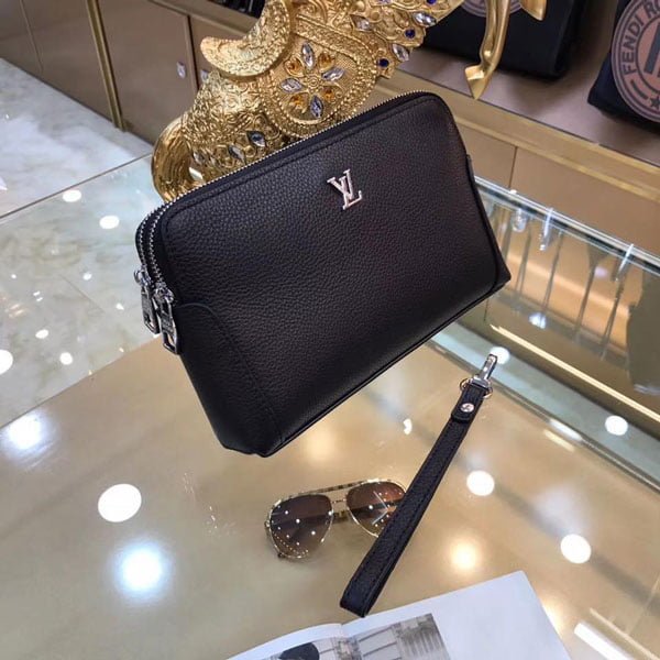 Cách cầm clutch cầm tay nam tính cho phái mạnh