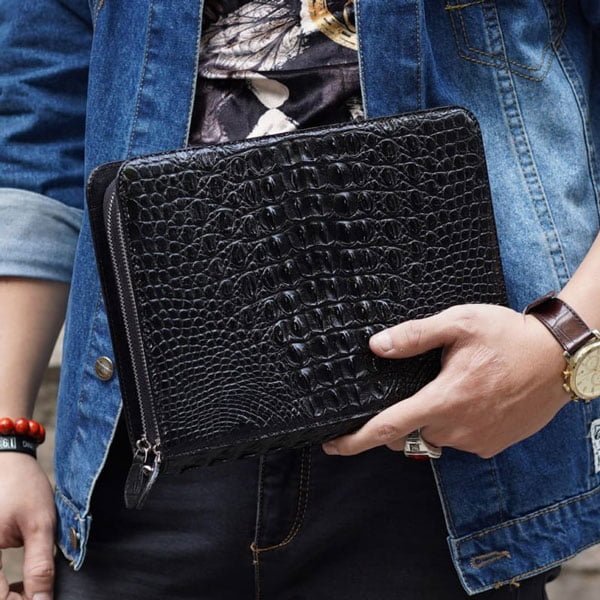 Cách cầm clutch cầm tay nam tính cho phái mạnh
