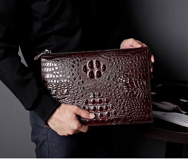Cách cầm clutch cầm tay nam tính cho phái mạnh