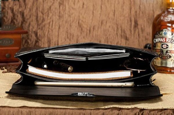 Cách cầm clutch cầm tay nam tính cho phái mạnh