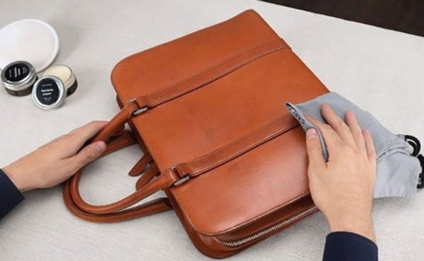7 Cách xử lý túi da bị mốc hiệu quả như mới