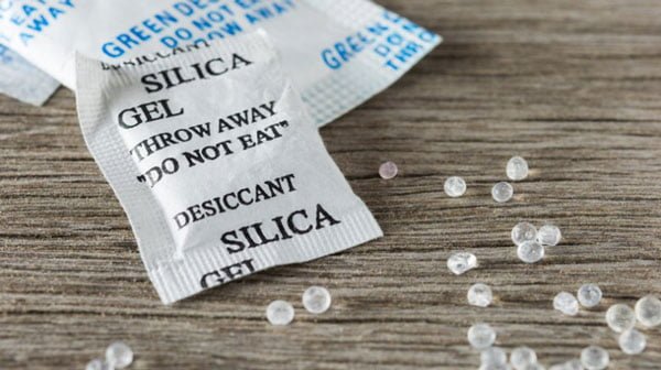 Bỏ gói hút ẩm vào túi xách da để bảo quản túi da nam không bị mốc