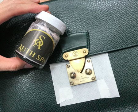Xử lý khóa túi xách bị xước đen, gỉ sét như mới 4 Xử lý khóa túi xách bị xước đen, gỉ sét như mới