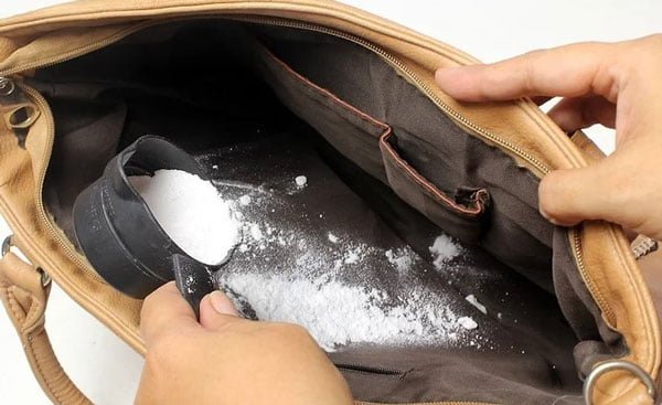 dùng baking soda làm sạch túi da bị mốc